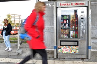 Die Automaten am Bahnhof Freiberg: Snacks und Getränke sind teils Fehlanzeige - Am Bahnhof Freiberg wurde am Bahnsteig 1 der Verpflegungsautomat neu befüllt.