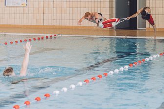 Die Bademeisterschule in Chemnitz: „Einen guten Eindruck zu machen, reicht nicht“ - Bei der Ausbildung zum Fachangestellten für Bäderbetriebe spielt das Retten und Bergen aus dem Wasser eine große Rolle.
