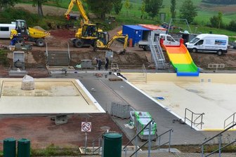 Die Badesaison ist noch nicht beendet - Der aktuelle Blick auf die Baustelle Freibad Hainichen. Links ist das Planschbecken für Kleinkinder, rechts das große Becken mit der neuen Wellenrutsche im Nichtschwimmerbereich.