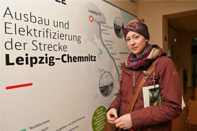 Die Bahn kommt? Rochlitzer fragen sich auf Infoveranstaltung der Bahn, wann es so weit ist - Besucherin Anja Hermann informiert sich bei derr Infoveranstaltung zum geplanten Ausbau der Bahnstrecke Chemnitz-Leipzig im Rochlitzer Bürgerhaus. Sie steht im Thema, denn sie arbeitet für die Bahn. 