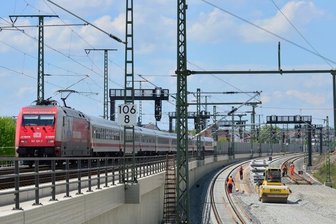Erfurt wird der zentrale Knoten im Osten Deutschlands. Alle Fernlinien kreuzen sich hier. Die Ausbauarbeiten am Knoten laufen derzeit noch.