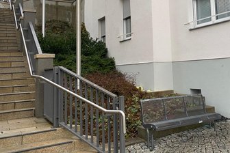 „Die Bank muss weg!“: Sitzmöbel an der Hradschin-Treppe in Plauen soll Grund sein für Lärm, Müll, Alkohol und Drogen - Selten leer: Auf dieser Bank an der Hradschin-Treppe tummeln sich täglich laute Menschen.