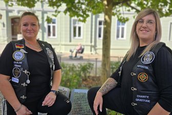 Die Barber Angels aus Crimmitschau: Wie zwei Frauen obdachlosen Menschen ein bisschen Lebensmut geben - Die Crimmitschauer Friseurmeisterinnen Heidi Weiß (l.) und Anna Dietz schneiden am Sonntag in Chemnitz etwa 50 Bedürftigen oder Wohnungslosen kostenlos die Haare – und das nicht zum ersten Mal.