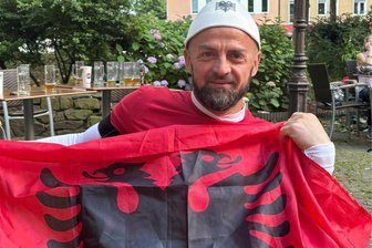 Die Basis spricht zur Fußball-EM: Da wackelte das Stadion – ganz Dortmund in Rot - Er spricht aus Erfahrung: Skerdilaid Curri war jahrelang als Profi, in erster Linie für Erzgebirge Aue, aktiv. In Dortmund war er am Samstag als Zuschauer im Stadion dabei.