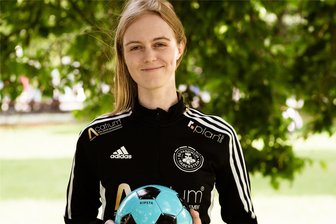 Die Basis spricht zur Fußball-EM: Wie Toni, der Libero, gegen schwache Schotten zur Augenweide wurde - Lilly Seifert ist riesiger Fußballfan. Die 21-Jährige spielt selbst aktiv bei Handwerk Rabenstein in der Landesklasse.