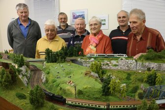 Die Bastel-Leidenschaft hat es ihr angetan: Bei Elsterberger Modelleisenbahnern mischt auch eine Frau mit - Eisenbahnfans unter sich: Mario Günther, Heinz Arndt, Bernhard Köhler, Karli Hiller, Renate Kriete, Thomas Zache und Peter Gerstner (von links).