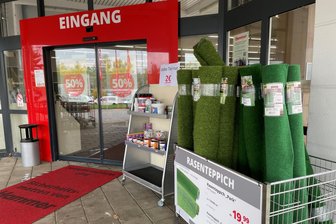 „Die Bauarbeiten waren für uns der Killer“: Hammer-Fachmarkt im Erzgebirge schließt am Samstag - Überall prangen die Schilder am Hammer-Markt in Bad Schlema, die darauf hinweisen, dass im Ausverkauf die Preise um 50 Prozent gesenkt wurden.