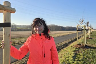 Die Baumfrau aus Westsachsen: Ihre 82 Straßenbäume verbinden jetzt zwei Bundesländer - Ramona Gräfe an der Allee, die Sachsen und Thüringen verbindet und 2025 mit Spenden bis Nischwitz verlängert wurde. Das Projekt zeigt, welche Bäume als Straßenbäume geeignet sind.