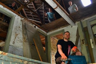 Die Bauretter aus dem Striegistal - Am Wochenende haben Marcel Herklotz (vorn) und weitere Helfer wieder im fast 400 Jahre alten Paddags-Haus in Pappendorf gearbeitet. Im Obergeschoss liegt die Deckenhöhe bei gerade mal 1,77 Metern. 