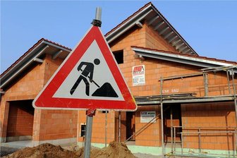 Die Bebelstraße in Rodewisch wird ab Herbst Baustelle - Ab September soll die Bebelstraße in Rodewisch grundhaft ausgebaut werden. Foto: Armin Weigel/dpa