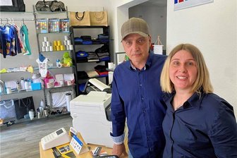 Die Becks und ihr Druck Fabrik-Start-up: Womit die Vogtland-Rückkehrer in Reichenbach nicht gerechnet hätten - Patricia und Manuel Beck im Geschäft der jüngst eröffneten Druck-Fabrik Reichenbach. Der Laden an der Weinholdstraße stand lange leer. Rein zufällig entdeckte das Paar den „Zu vermieten“-Zettel an der Ladentür.