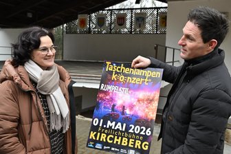 „Die Begeisterung ist noch spürbar“: Taschenlampenkonzert soll Kirchbergs Freilichtbühne zum Leuchten bringen - Bürgermeisterin Dorothee Obst und Veranstalter Rene Gertler auf der Freilichtbühne Kirchberg. Das Taschenlampenkonzert soll nicht nur Publikum aus der Stadt anlocken.