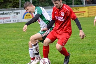 Die beiden Letzten im Duell der Sieglosen - Schreiersgrüns Vincent Schubert (links) traf in der Vorwoche beim 1:8-Debakel gegen Kürbitz. Steven Lippert (rechts) muss mit seinem VfB Plauen Nord gegen den starken Reichenbacher FC II ran. 