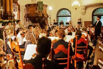 Die beiden Violinistinnen - Die 54 Musiker der Jungen Philharmonie Augustusburg unter Leitung von Kirchenmusiker Pascal Kaufmann begeisterten in einem herausragenden und anspruchsvollen Konzert insgesamt 480 Besucher.