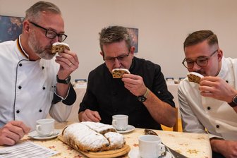 Die beliebtesten Bäcker im Erzgebirge: Wer backt den leckersten Stollen? - André Bernatzky, Uto Stieberger und Paul Nitsche (v. l.) gehörten zur Fachjury beim Erzgebirgischen Stollentag.