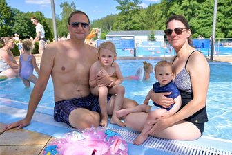 Die beliebtesten Freibäder der Region Zwickau: Mülsen nicht zu toppen - Tobias und Laura Maul aus Zwickau mit ihren Kindern im Sommerbad Mülsen.