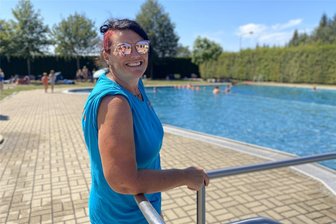 Die beliebtesten Freibäder rund um Freiberg: Platz 1 ist noch ein Geheimtipp - Mandy Horn ist Rettungsschwimmerin im Freibad Pretzschendorf. Weil es nicht genügend Aufsichtspersonen für die Sommerferien gab, hat sie sich erneut zum Rettungsschwimmer ausbilden lassen.