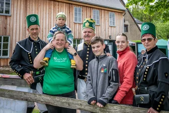 Die Bergbau-Familie von Striegistal: Huthaus des Segen Gottes Erbstolln eröffnet - Bergbau-Familie: Ronny und Denise Altmann (l.) mit Kindern Benno, Lorenz und Edith, dazu Jens (M.) und Constance Schmidt (r.).