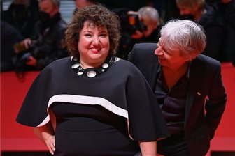 Die Berlinale: Ein Festival der Liebe! - Schauspielerin Meltem Kaptan und Regisseur Andreas Dresen auf dem roten Teppich im Berlinale-Palast. Komikerin Kaptan erhielt für ihre Rolle in Dresens Film "Rabiye Kurnaz gegen George W. Bush" den "Silbernen Bären".
