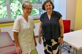 Die besondere Chemnitzer Arztpraxis: Wo Kinder und ihre Eltern gemeinsam versorgt werden - Die Kinderärztin Karin Sonnabend (links) arbeitet ab Oktober in der Praxis von Kerstin Merten.
