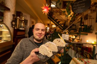 Die besondere Leckerei: Plauener Café Trömel tischt in der Weihnachtszeit Eisstollen auf - Alexander Feitisch stellt den Eisstollen nach einem Rezept seines Opas selbst her.