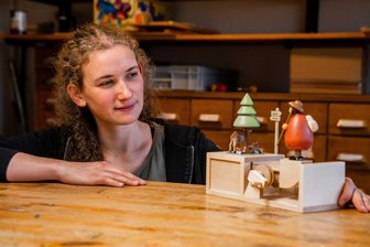 Die Beste ihres Fachs: Dieses Gesellenstück aus dem Erzgebirge ist ein kleines Wunderwerk - Anika Humpisch mit ihrem Gesellenstück. Das Figurenensemble enthält eine Spieldose. Die Kurbel treibt nicht nur das Spielwerk an, sondern lässt auch die Figur des Wanderers laufen.