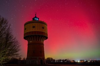 Die besten Bilder aus Mittelsachsen: Polarlichter verzaubern von Schloss Rochlitz bis Burg Kriebstein und Obermarkt Freiberg - René Meinel sah die Polarlichter am Wasserturm in Altmittweida.