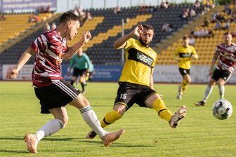 Die Besten der Besten vereint: Vogut-Elf der Saison fordert den VfB Auerbach heraus - Ein Bild aus dem Vorjahr, als Andreas Knoll (links) gegen Plauens Andreopoulus Kyriako zum Flanken kommt. Der Oelsnitzer Knoll wurde auch in diesem Jahr in das Team der Saison gewählt.