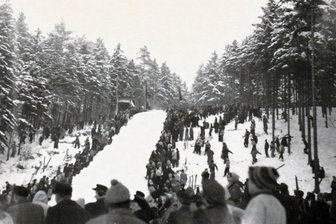 „Die Besten flogen 40 Meter ins Tal“: Die verschwundene Schanze im Erzgebirge - Schnappschuss von einem Meisterschaftsspringen 1955 auf der Schanze in Augustusburg.