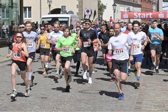 Die besten Geschichten und viele Fotos: Das war der 15. Zwickauer Stadtlauf - Beim Firmenlauf über 5,1 Kilometer nahmen am Sonntag 644 Läuferinnen und Läufer die drei Runden durch die Innenstadt in Angriff.
