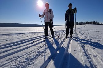 Die besten Loipen in Augustusburg sind gespurt: Ein Paradies für Skilangläufer - Das schöne Wetter nutzte auch Familie Fischer, um die Loipen in Augustusburg zu nutzen.