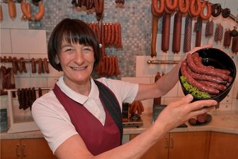 Die besten Roster aus der Zwickauer City: Grün, mediterran, scharf oder wild - Silke Brauße von der Fleischerei „Hopfe“ hat Rostbratwürstchen nach Merguez-Art aus Rindfleisch im Angebot.