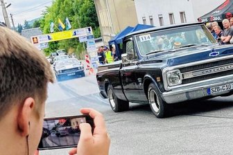 Die Besten verlieren bei der Fahrt auf Zeit keine Sekunde - Ein kultiger Augen- und Ohrenschmaus: Einen Chevrolet Pick Up des Baujahrs 1969 brachte am Sonnabend in Bockau Matthias Struck aus Johanngeorgenstadt an den Start. 