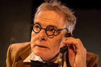 Dirk Glodde als Sigmund Freud in dem Theaterstück "Der Besucher", eine Inszenierung der Theater Chemnitz für den Ostflügel im Spinnbau.