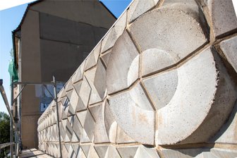 Die Betonmauer von Plauen: Wie ein Stück DDR-Geschichte neues Leben erhält - Die Betonmauer an der Friedensstraße steht unter Denkmalschutz und wird jetzt mit 31.000 Euro von der Wüstenrot-Stiftung saniert.