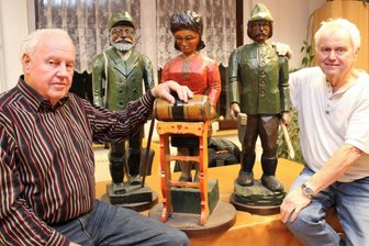 Die Bewahrer der Ortspyramiden - Hinter den schönen Ortspyramiden in der Region steckt viel Arbeit und das jedes Jahr aufs Neue. Im Bild: Heinz Zierold (l.) und Edgar Reuter von den Jahnsbacher Schnitzern. Beide haben maßgeblich Anteil am Erhalt der Figuren 