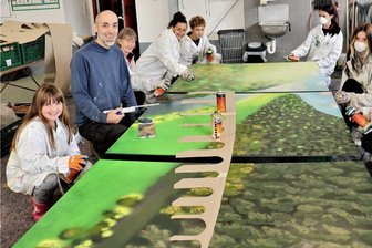 Die Bewohner von Falkenau machen ihre Welt gemeinsam etwas bunter - Unter Regie von Künstler Jens Ossada (2. v. l.) wurde in Falkenau das neue Graffiti-Projekt umgesetzt. 