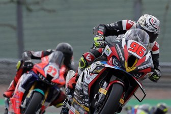 Die Bilanz der Westsachsen vom Saisonstart der Internationalen Deutschen Motorradmeisterschaft (IDM) auf dem Sachsenring - Das Duell zwischen Moritz Jenkner (Nummer 96) und Paul Fröde (Nummer 37) steht oft besonders im Fokus, da beide aus Hohenstein-Ernstthal kommen.