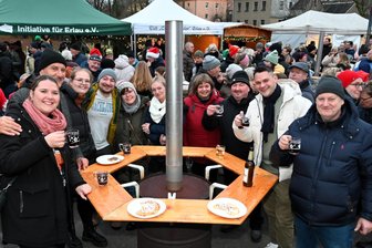 Die Bilder zum dritten Advent: Weihnachtsmärkte von Hainichen bis Erlau und Lunzenau - Diese fröhliche Runde kam am Sonntag auf dem Weihnachtsmarkt in Erlau zusammen.