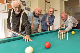 Die Billard-Runde der Hirschfelder Senioren: 30 Cent Einsatz gegen die Wehwehchen des Alters - Die Billard-Runde der Hirschfelder Senioren: Ernst Bendel, Gottfried Melzer, Reinhard Giese und Walter Wanitschek (v. l.).