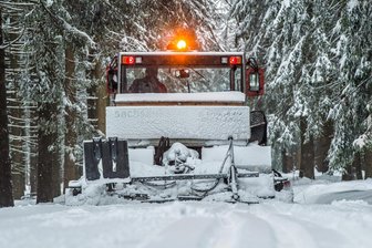 „Die bisherige Wintersportsaison war wirklich düster“: Geyer schafft neue Technik fürs Loipennetz an - Die bisherige Technik (Archivfoto) erlaubt das Spuren bei Geyer nur bei viel Schnee. Das soll sich ändern.