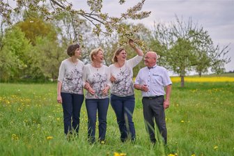 „Die Blinden Hühner“ geben Geburtstagskonzert in Schwarzenberg - „Die Blinden Hühner“ haben viel Spaß am gemeinsamen Singen (v. l.): Birgit Kaiser, Gabriela Blechschmidt, Heike Gratz und Winfried Blechschmidt, der „Hahn“ im Korb.