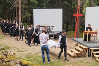 „Die Bluthochzeit“: Spanisches Flair erobert Zwotaer Waldbühne - Der finale Trauerzug in der Bluthochzeit-Aufführung auf der Zwotaer Waldbühne vor der Kamera von Mario Unger-Reißmann von MDR-Fernsehen.