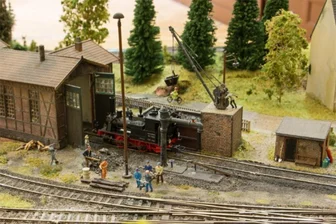 Die Bombardierung des Oberen Bahnhofs in Plauen steht im Fokus der großen Modellbahnausstellung in der Aula der Friedens-Oberschule - In der Aula der Friedens-Oberschule sind am Wochenende Modellbahnen zu sehen.