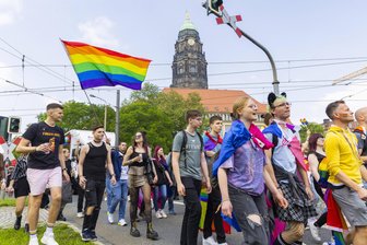 Die Bratwurst, die zum Verhängnis wurde: Bürokratische Hürden für CSD-Straßenfest Dresden - Gut 10.000 Menschen nahmen 2025 am Christopher Street Day in Dresden teil.