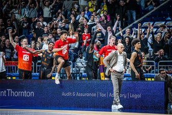 Die Bremse ist gelöst: Wie die Niners Chemnitz bei Alba Berlin siegen und auch wieder überzeugen konnten - Jubel und Erleichterung bei den Spielern der Niners Chemnitz und ihrem Trainer Rodrigo Pastore. Sie gewannen das Spiel bei Alba Berlin mit 81:78.