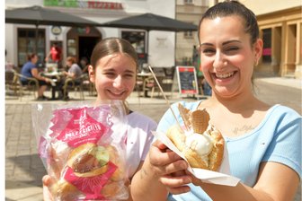 Die Brioche ist in Freiberg angekommen: Fünf Tipps für den Sommer auf der Zunge - Eis im Brötchen: Giusy Motta und ihre Tochter Chiara zeigen die süßen Briochebrötchen mit Eiskugeln aus dem Eiscafé Taormina am Obermarkt in Freiberg.