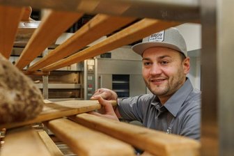 Die "Brot Piraten" lassen in Thum Bäckereitradition weiterleben - Christian Beyer ist Bäcker aus Leidenschaft. In seiner Backstube arbeiten unter anderem auch Ursel, Bärbel, Erwin und Ken mit. Das sind aber keine menschlichen Mitarbeiter, sondern die Namen von Teigkneter und Co. "Alle Maschinen haben bei uns Namen", so der 37-Jährige.