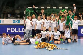Die Bundesliga hautnah: Handballtalente des TSV Fortschritt Mittweida laufen mit den Profis des SC DHfK Leipzig ein - Gute Laune in der Leipziger Arena: Die Mädchen und Jungen der E-Jugend des TSV Fortschritt Mittweida waren am Sonntag die Einlaufkinder beim Bundesligaspiel des SC DHfK Leipzig gegen die MT Melsungen. Hier gesellten sich die Leipziger Domenico Ebner und Lucas Krzikalla mit aufs Bild.