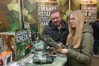 Die Bundeswehr in Zwickau: Trotz Kontroversen sind junge Leute fasziniert - Anni schaute sich mit ihrem Vater Sebastian Horn am Samstag auf der Bildungsmesse in der Sparkassen-Arena auch bei der Bundeswehr um.
